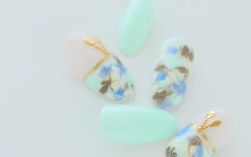 爽やかな配色のマーブルネイル