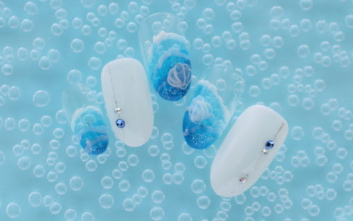 波打ち際を美しく表現したマリンネイル