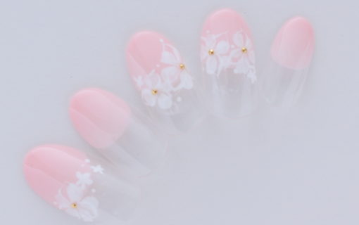 フレンチネイルに小花を添えたブライダルネイル