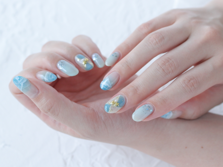 新百合ヶ丘パラジェル＆カルジェルネイルサロン「ネイルマーナ」夏ブルーネイル2025